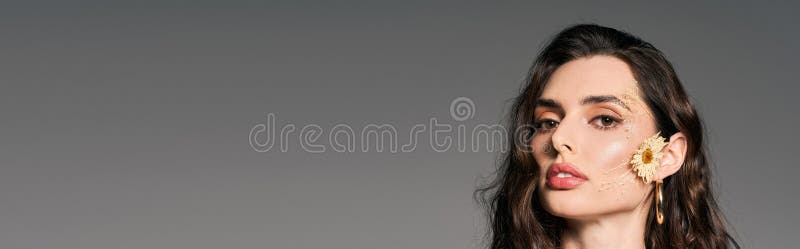 Νεαρή γυναίκα με καστανά μαλλιά κομψά στοκ φωτογραφίες