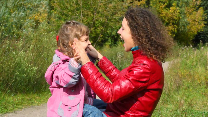 νεαρή γυναίκα με μικρό κορίτσι απόθεμα βίντεο