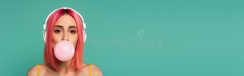 νεαρή γυναίκα με ροζ βαμμένα μαλλιά στοκ φωτογραφία