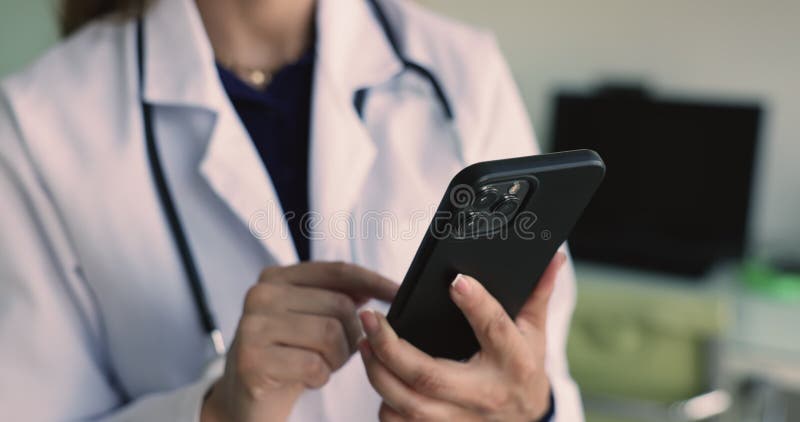 νεαρή γυναίκα που πληκτρολογεί στο smartphone συνομιλεί απόθεμα βίντεο