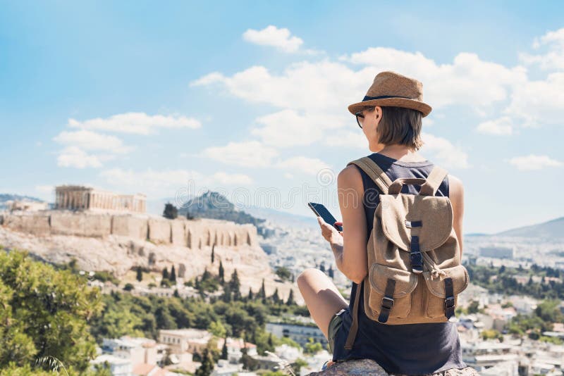 Νεαρή γυναίκα που χρησιμοποιεί έξυπνο τηλέφωνο στην Αθήνα με την Ακρόπολη στο παρασκήνιο Κορίτσι ταξιδιώτη που απολαμβάνει διακοπ στοκ εικόνα με δικαίωμα ελεύθερης χρήσης Νεαρή γυναίκα που χρησιμοποιεί έξυπνο τηλέφωνο στην Αθήνα με την Ακρόπολη στο παρασκήνιο Κορίτσι ταξιδιώτη που απολαμβάνει διακοπ στοκ εικόνα με δικαίωμα ελεύθερης χρήσης
