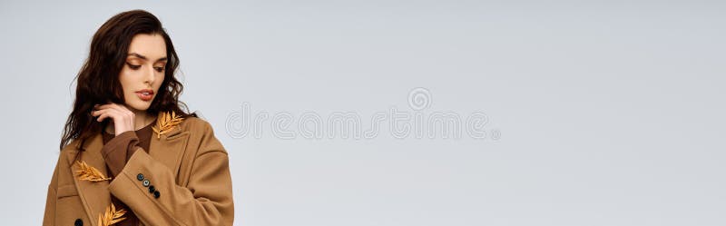 Νεαρή γυναίκα σε μια όμορφη άνοιξη στοκ εικόνα με δικαίωμα ελεύθερης χρήσης