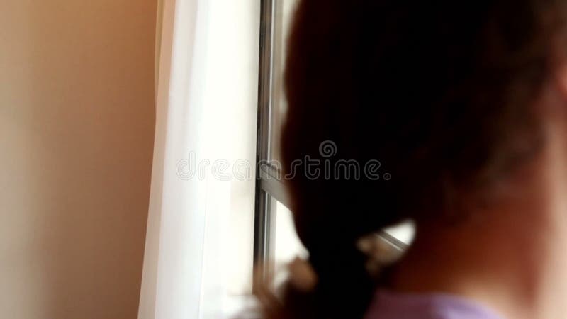 νεαρή γυναίκα σχεδιάζει κουρτίνες και ανοίγει παράθυρο φιλμ μικρού μήκους