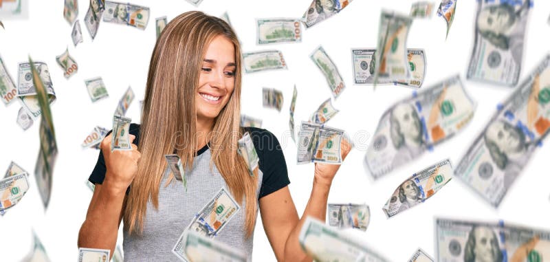 νεαρή ξανθιά γυναίκα με περιστασιακά ρούχα ενθουσιασμένη για την επιτυχία με σηκωμένα χέρια και μάτια κλειστά να γιορτάζουν τη νίκ στοκ εικόνα με δικαίωμα ελεύθερης χρήσης