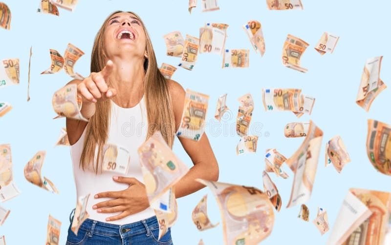 νεαρή ξανθιά γυναίκα που φοράει χαλαρό στυλ με ένα ανύπαντρο πουκάμισο που γελάει μαζί σου δείχνοντας το δάχτυλο στην κάμερα με το στοκ φωτογραφίες