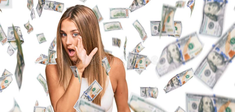 νεαρή ξανθιά γυναίκα που φοράει χαλαρό στυλ με ανύπαντρη μπλούζα χέρι στο στόμα λέει μυστικές φήμες ψιθυρίζουν κακόβουλη ομιλία στοκ φωτογραφία με δικαίωμα ελεύθερης χρήσης