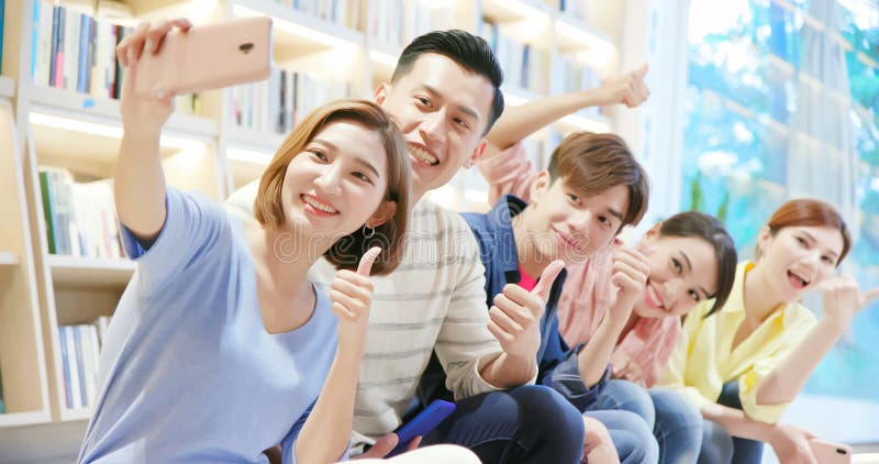 Νεαροί Ασιάτες φίλοι παίρνουν την selfie στοκ εικόνα με δικαίωμα ελεύθερης χρήσης