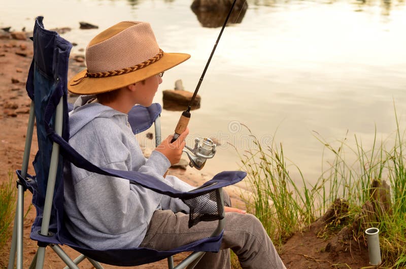νεαρό αγόρι που ψαρεύει στη λίμνη