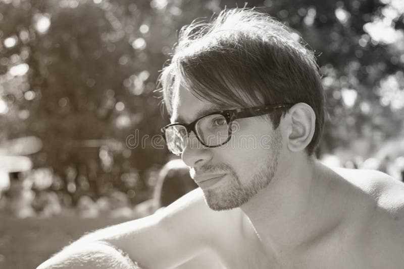 Νεαρός άνδρας πορτρέτου που φορά eyeglasses στοκ εικόνες Νεαρός άνδρας πορτρέτου που φορά eyeglasses στοκ εικόνες
