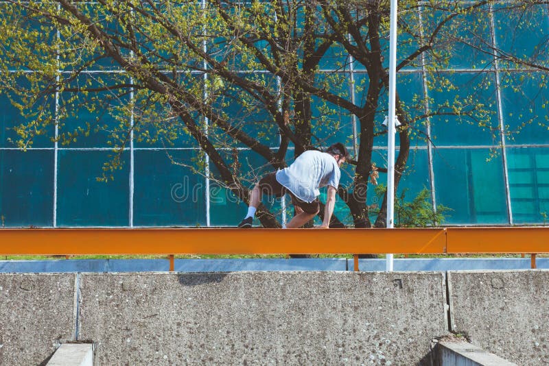 Νεαρός άνδρας που κάνει parkour στην πόλη στοκ εικόνες με δικαίωμα ελεύθερης χρήσης