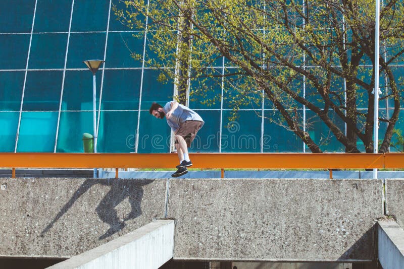 Νεαρός άνδρας που κάνει parkour στην πόλη στοκ εικόνα με δικαίωμα ελεύθερης χρήσης
