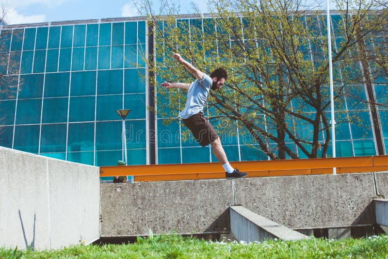 Νεαρός άνδρας που κάνει parkour στην πόλη στοκ εικόνες με δικαίωμα ελεύθερης χρήσης