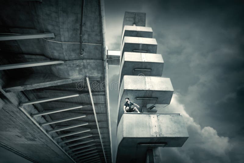 Νεαρός άνδρας που κάνει parkour στην πόλη στοκ εικόνες