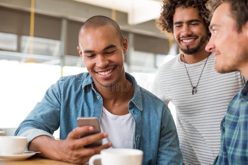 Νεαρός άνδρας που χρησιμοποιεί Smartphone στοκ φωτογραφία με δικαίωμα ελεύθερης χρήσης Νεαρός άνδρας που χρησιμοποιεί Smartphone στοκ φωτογραφία με δικαίωμα ελεύθερης χρήσης