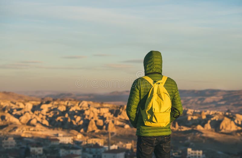 Νεαρός άνδρας στη φωτεινή ανατολή προσοχής ιματισμού, Cappadocia, κεντρική Τουρκία στοκ εικόνες