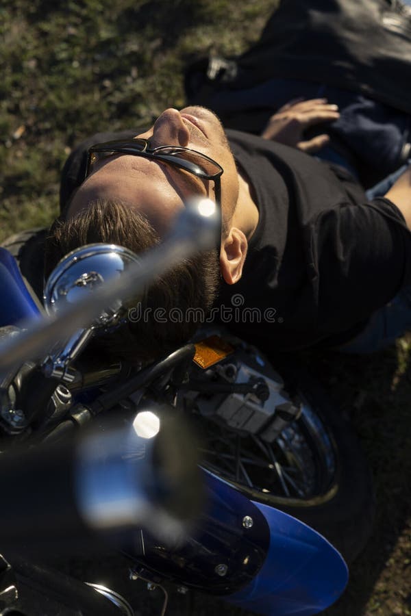 Νεαρός άνδρας που φορά ένα μαύρο σακάκι δέρματος, τα γυαλιά ηλίου και τα τζιν s στοκ εικόνες Νεαρός άνδρας που φορά ένα μαύρο σακάκι δέρματος, τα γυαλιά ηλίου και τα τζιν s στοκ εικόνες