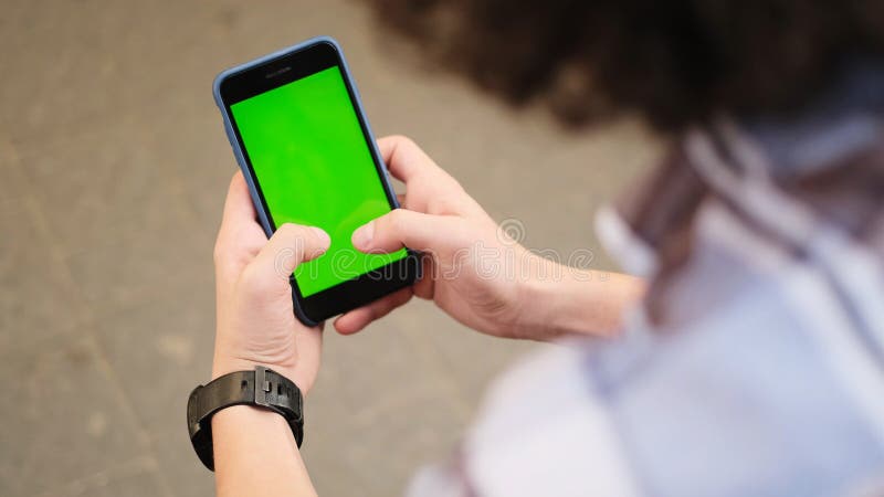 Νεαρός άνδρας που χρησιμοποιεί το κινητό τηλέφωνό του στην πόλη Κλείστε επάνω ενός ατόμου usin στοκ φωτογραφίες με δικαίωμα ελεύθερης χρήσης Νεαρός άνδρας που χρησιμοποιεί το κινητό τηλέφωνό του στην πόλη Κλείστε επάνω ενός ατόμου usin στοκ φωτογραφίες με δικαίωμα ελεύθερης χρήσης