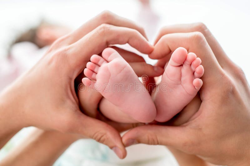 Νεογέννητα πόδια μωρών σε ετοιμότητα mom και μπαμπάδων, μορφή όπως μια καλή καρδιά οικογένεια έννοιας ευτ& στοκ εικόνες Νεογέννητα πόδια μωρών σε ετοιμότητα mom και μπαμπάδων, μορφή όπως μια καλή καρδιά οικογένεια έννοιας ευτ& στοκ εικόνες