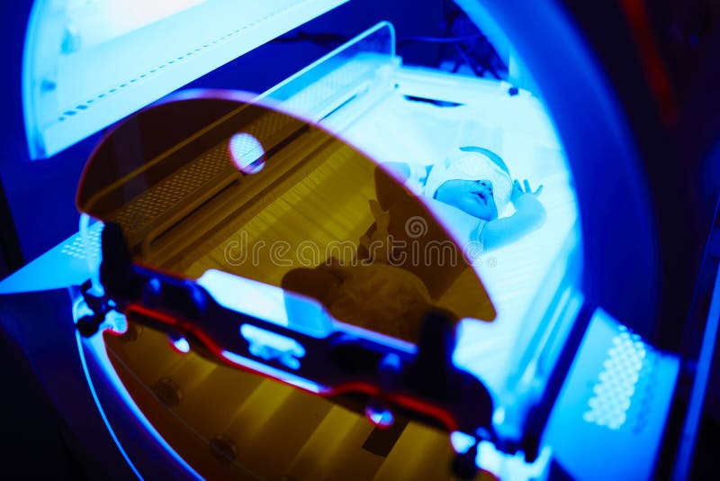 Νεογέννητη λήψη κοριτσάκι phototherapy για τον ίκτερο στοκ φωτογραφία με δικαίωμα ελεύθερης χρήσης Νεογέννητη λήψη κοριτσάκι phototherapy για τον ίκτερο στοκ φωτογραφία με δικαίωμα ελεύθερης χρήσης