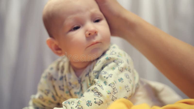 Νεογέννητο μωρό στα όπλα του πατέρα του φιλμ μικρού μήκους