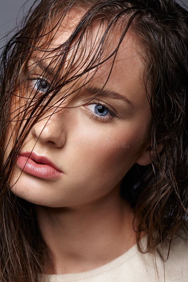 νεολαίες γυναικών πορτρ Κορίτσι Brunette με το φωτεινό μπλε ε στοκ εικόνες νεολαίες γυναικών πορτρ Κορίτσι Brunette με το φωτεινό μπλε ε στοκ εικόνες