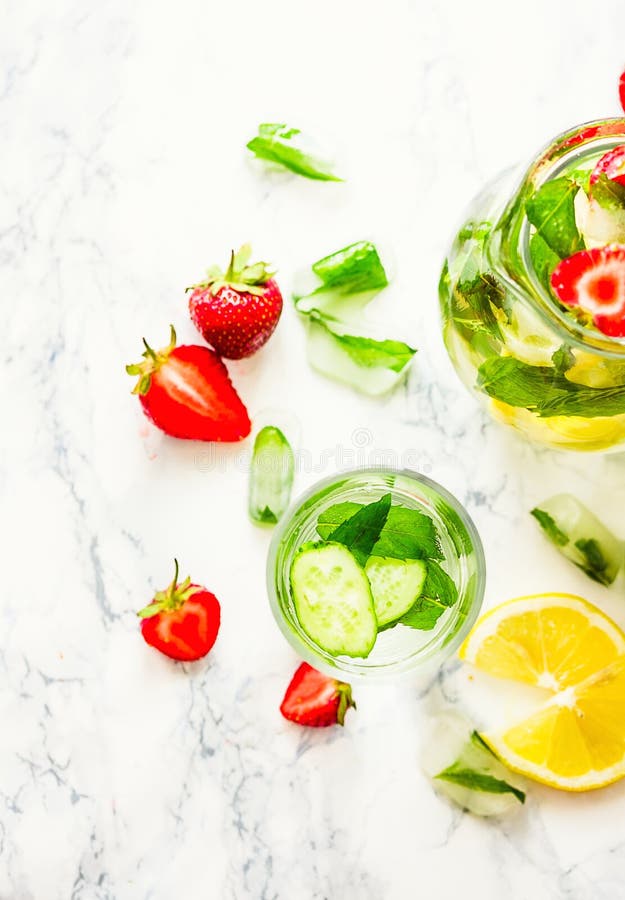 Νερό με τις φράουλες, λεμόνι, πάγος, μέντα detox στοκ εικόνες Νερό με τις φράουλες, λεμόνι, πάγος, μέντα detox στοκ εικόνες