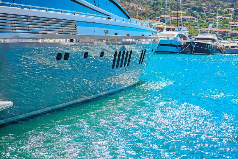 Νερό που απεικονίζεται σε μια φλούδα γιοτ στο λιμάνι του Πόρτο Cervo στοκ εικόνες Νερό που απεικονίζεται σε μια φλούδα γιοτ στο λιμάνι του Πόρτο Cervo στοκ εικόνες
