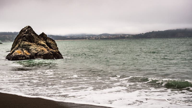 Νεφελώδης και ομιχλώδης ημέρα στην ακτή του Ειρηνικού Ωκεανού στα ακρωτήρια του Marin  κατοικημένη γειτονιά στο Σαν Φρανσίσκο ορα