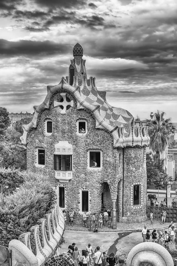Νεωτεριστικό κτήριο στο πάρκο Guell, Βαρκελώνη, Καταλωνία, Ισπανία στοκ φωτογραφία με δικαίωμα ελεύθερης χρήσης Νεωτεριστικό κτήριο στο πάρκο Guell, Βαρκελώνη, Καταλωνία, Ισπανία στοκ φωτογραφία με δικαίωμα ελεύθερης χρήσης