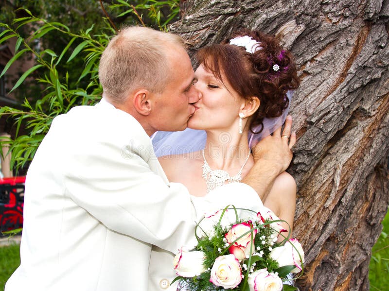 Νεόνυμφος και fiancee σε ένα πάρκο στοκ φωτογραφίες με δικαίωμα ελεύθερης χρήσης