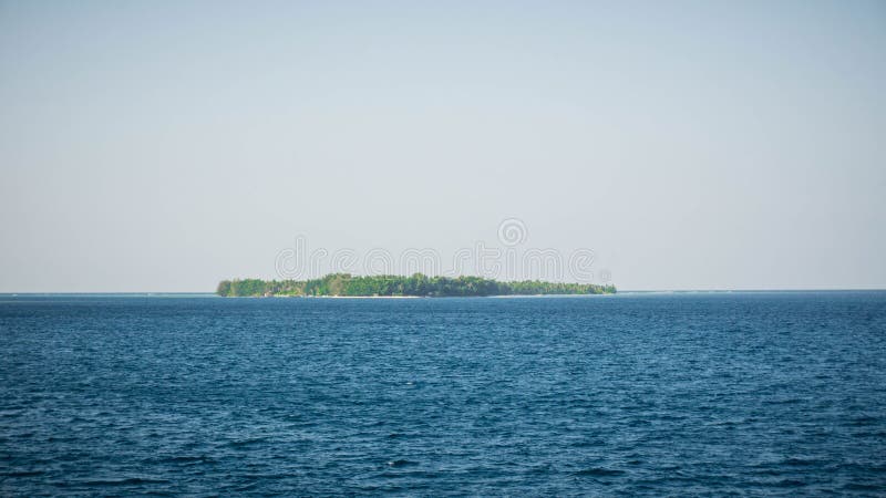 Νησί jawa Karimun στη μέση της βαθιάς μπλε θάλασσας στην κεντρική Ιάβα Ινδονησία στοκ φωτογραφίες Νησί jawa Karimun στη μέση της βαθιάς μπλε θάλασσας στην κεντρική Ιάβα Ινδονησία στοκ φωτογραφίες