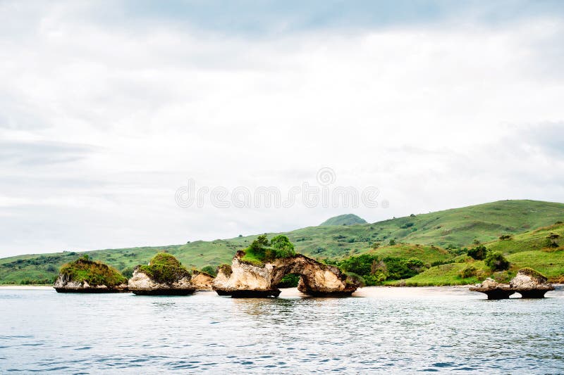 Νησί Padar στο εθνικό πάρκο Komodo στην ανατολή Nusa Tenggara, Flores, Ινδονησία στοκ φωτογραφία με δικαίωμα ελεύθερης χρήσης Νησί Padar στο εθνικό πάρκο Komodo στην ανατολή Nusa Tenggara, Flores, Ινδονησία στοκ φωτογραφία με δικαίωμα ελεύθερης χρήσης