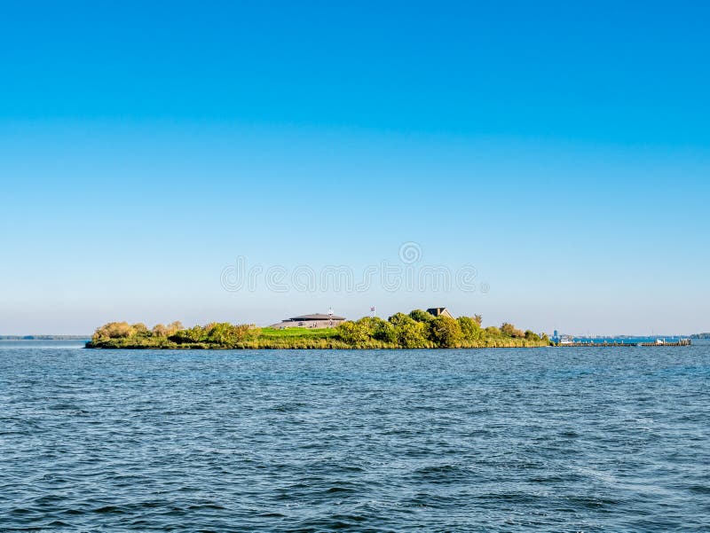 Νησί Pampus οχυρών με το φρούριο και λιμενοβραχίονας στη λίμνη IJmeer κοντά στο Άμστερνταμ, Κάτω Χώρες στοκ εικόνα Νησί Pampus οχυρών με το φρούριο και λιμενοβραχίονας στη λίμνη IJmeer κοντά στο Άμστερνταμ, Κάτω Χώρες στοκ εικόνα