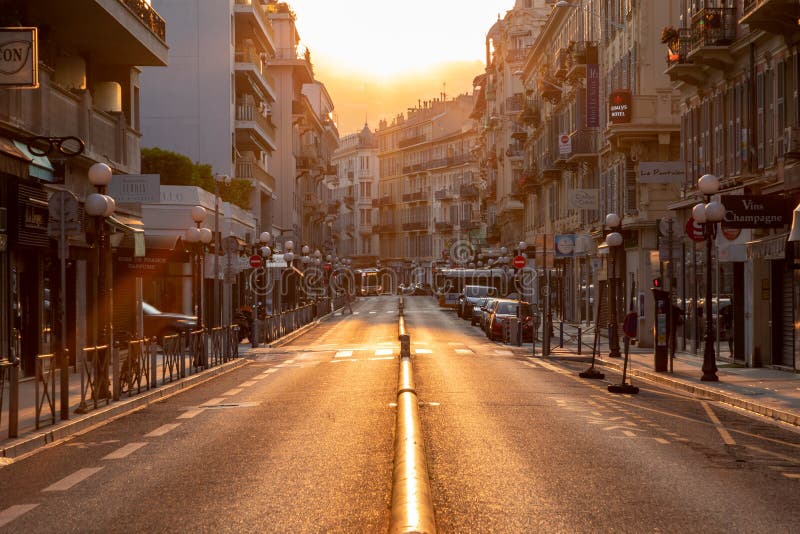 ΝΙΚΑΙΑ, ΓΑΛΛΙΑ - 4 ΙΟΥΝΊΟΥ 2019: Όμορφη ανατολή στην πόλη της Νίκαιας Υπόστεγο δ “Azur Γαλλία r στοκ εικόνες ΝΙΚΑΙΑ, ΓΑΛΛΙΑ - 4 ΙΟΥΝΊΟΥ 2019: Όμορφη ανατολή στην πόλη της Νίκαιας Υπόστεγο δ “Azur Γαλλία r στοκ εικόνες