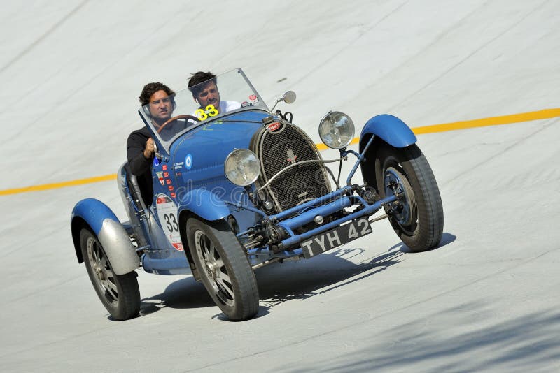 Νικητής της ιταλικής ιστορικής φυλής 1000 Miglia - έκδοση του 2015 στοκ φωτογραφία με δικαίωμα ελεύθερης χρήσης Νικητής της ιταλικής ιστορικής φυλής 1000 Miglia - έκδοση του 2015 στοκ φωτογραφία με δικαίωμα ελεύθερης χρήσης