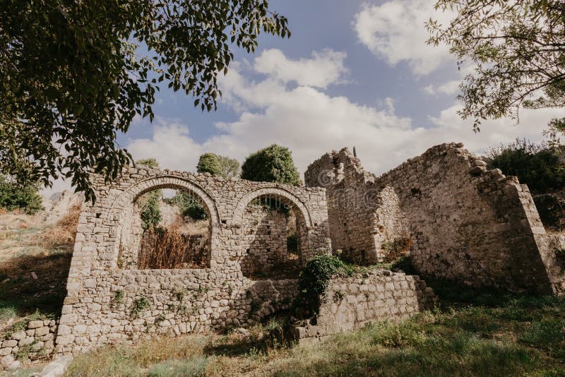 31 Νοεμβρίου 2018 καταστροφές ενός μεσαιωνικού φρουρίου στην πόλη του φραγμού του Μαυροβουνίου - εικόνα στοκ εικόνα με δικαίωμα ελεύθερης χρήσης 31 Νοεμβρίου 2018 καταστροφές ενός μεσαιωνικού φρουρίου στην πόλη του φραγμού του Μαυροβουνίου - εικόνα στοκ εικόνα με δικαίωμα ελεύθερης χρήσης