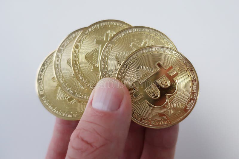 Νομίσματα Cryptocurrency που παρουσιάζονται σε ένα χέρι στοκ φωτογραφίες Νομίσματα Cryptocurrency που παρουσιάζονται σε ένα χέρι στοκ φωτογραφίες
