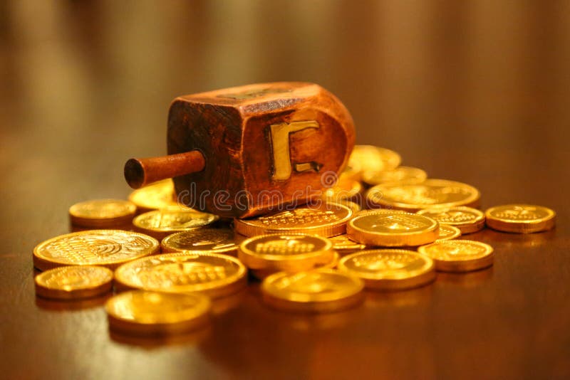 Νομίσματα gelt Hanukkah dreidel χρυσά σε έναν πίνακα στοκ φωτογραφία Νομίσματα gelt Hanukkah dreidel χρυσά σε έναν πίνακα στοκ φωτογραφία