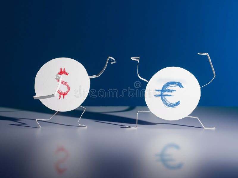 Νομίσματα εγγράφου πάλης Σύμβολο δολαρίων εναντίον του ευρο- συμβόλου στοκ εικόνες