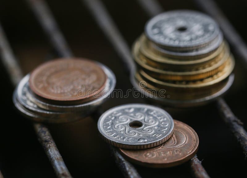 Νομίσματα στο πλέγμα σχαρών στοκ εικόνες Νομίσματα στο πλέγμα σχαρών στοκ εικόνες