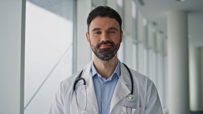 νοσοκομειακός επαγγελματίας κάμερα κλειστή. χαμογελαστός θεραπευτής φιλμ μικρού μήκους