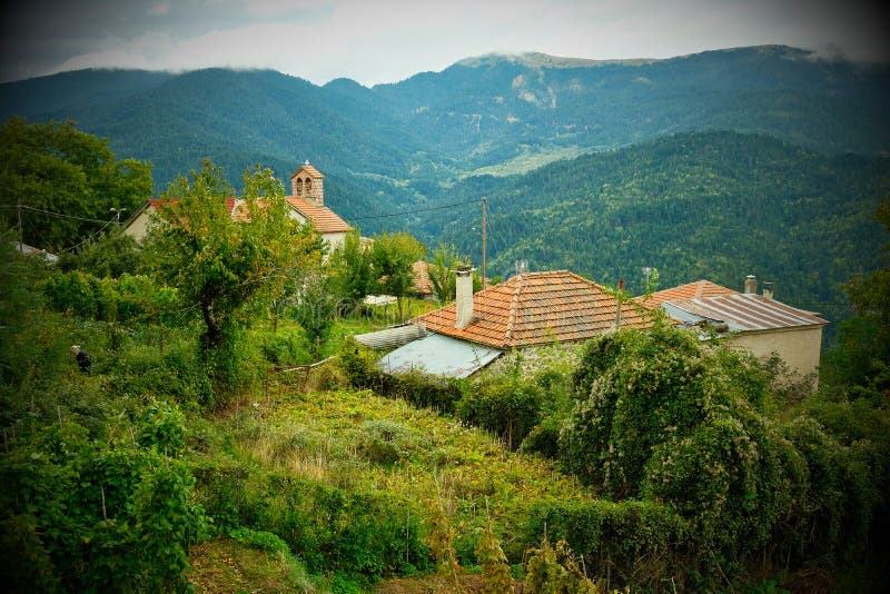 Νοσταλγικό σύντομο χρονογράφημα, ελληνική Ορθόδοξη Εκκλησία, ελληνικό ορεινό χωριό, Ελλάδα στοκ εικόνα Νοσταλγικό σύντομο χρονογράφημα, ελληνική Ορθόδοξη Εκκλησία, ελληνικό ορεινό χωριό, Ελλάδα στοκ εικόνα