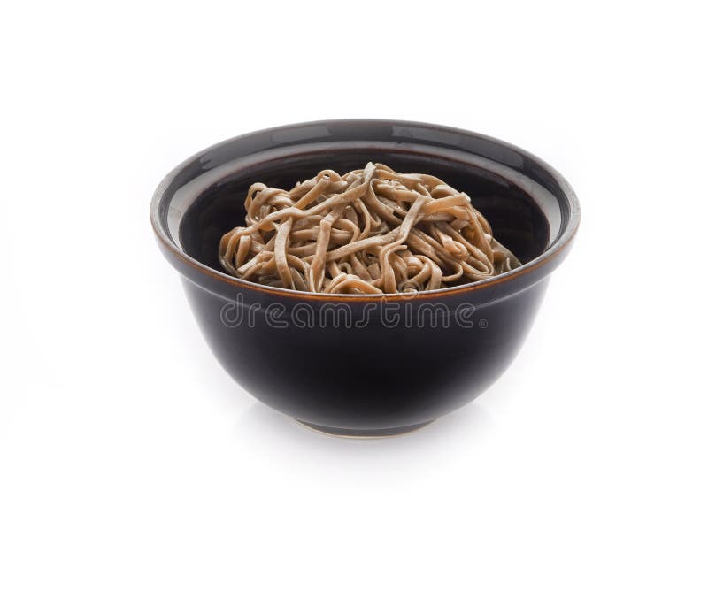 Νουντλς Soba σε ένα μαύρο κύπελλο Άσπρη ανασκόπηση διάστημα αντιγράφων στοκ φωτογραφίες Νουντλς Soba σε ένα μαύρο κύπελλο Άσπρη ανασκόπηση διάστημα αντιγράφων στοκ φωτογραφίες