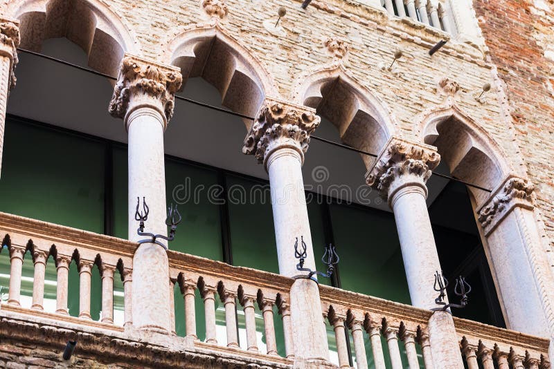 Ντεκόρ του μεσαιωνικού palazzo στο Βιτσέντσα στοκ εικόνες Ντεκόρ του μεσαιωνικού palazzo στο Βιτσέντσα στοκ εικόνες