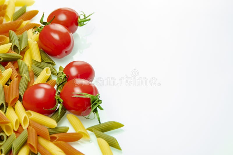 Ντομάτες και χρωματισμένα ζυμαρικά που διαδίδονται στο δικαίωμα στοκ φωτογραφία Ντομάτες και χρωματισμένα ζυμαρικά που διαδίδονται στο δικαίωμα στοκ φωτογραφία