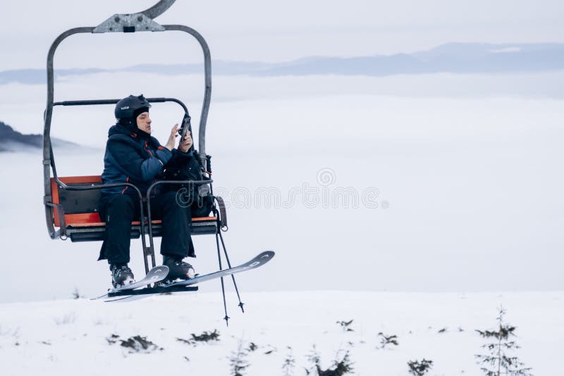 200123 ντράγκομπρατ ουκρανία χιονοσανίδης ιππασία χιονοδρομική ανύψωση σε χιονισμένα βουνά καρπαθίων. στοκ εικόνα με δικαίωμα ελεύθερης χρήσης