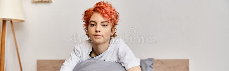 νυσταγμένος εξωφρενικός κουήρ με οικιακή ενδυμασία στοκ φωτογραφία με δικαίωμα ελεύθερης χρήσης