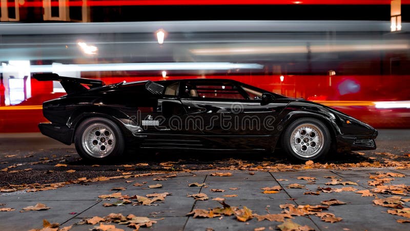 νυχτερινή έκθεση στο lamborghini στο δρόμο το φθινόπωρο στοκ φωτογραφίες με δικαίωμα ελεύθερης χρήσης