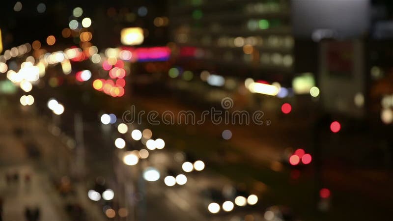 Νυχτερινή ζωή στην πόλη με την οδήγηση αυτοκινήτων