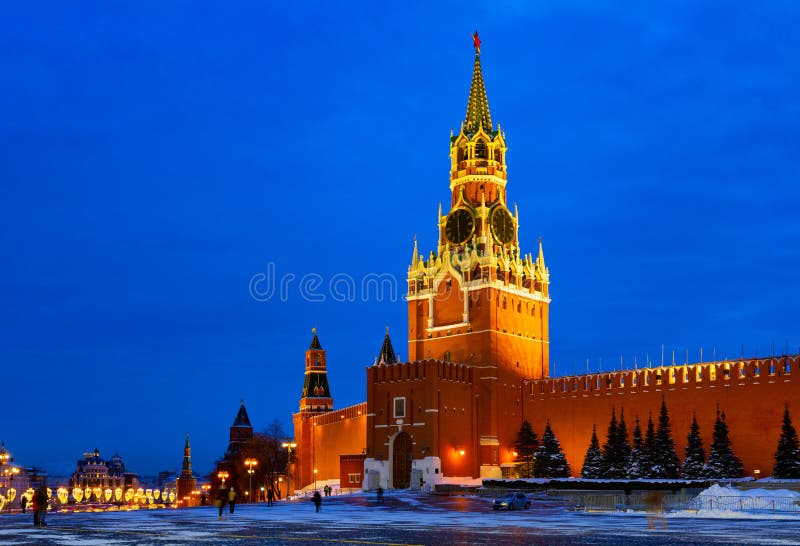 νυχτερινή θέα του πύργου σπάσκαγια του κρεμλίνου της μόσχας και του τείχους του κρεμλίνου με φωτισμό